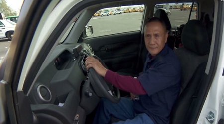 Cabbie finds $300,000 in backseat, returns it to poker player