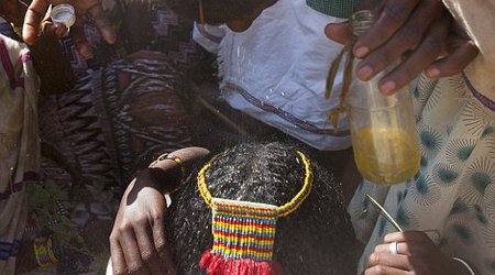 Ethiopian tribes using butter to style their hair - PHOTO