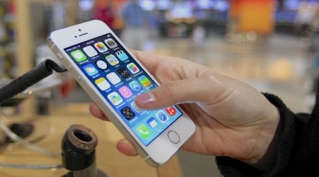 How to Stop the iPhone from Magnifying Your Wallpaper Photos