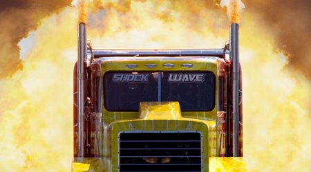 World's fastest truck that can outrun a Japanese bullet train - PHOTO+VIDEO