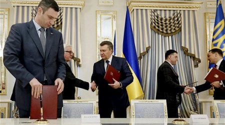 Ukraine crisis: Viktor Yanukovych leaves Kiev for support base
