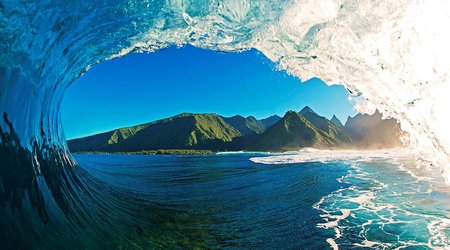 The precise moment the world's biggest waves break - PHOTO