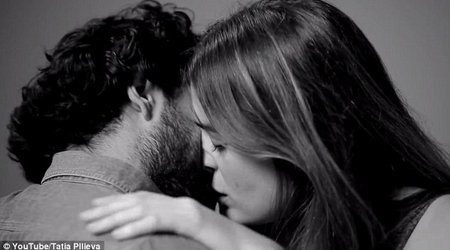 From nervous laughter to a passionate kiss - PHOTO+VIDEO