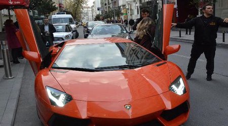 Futbolçu xanımlarının 2 milyonluq maşınları - Fotolar