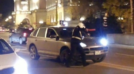Bakıda "Porshce" polisi əzib keçdi - Video