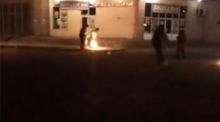 Azərbaycanda polisi belə yandırdılar  - VİDEO