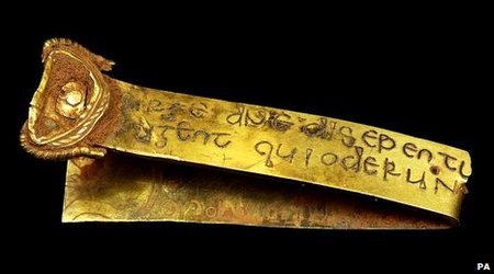 Huge Anglo-Saxon gold hoard found