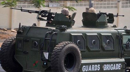 Nigeria's Boko Haram 'kidnaps 20' in Cameroon bus hijacking