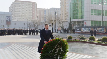 Ильхам Алиев возложил венок к памятнику жертвам Ходжалы
