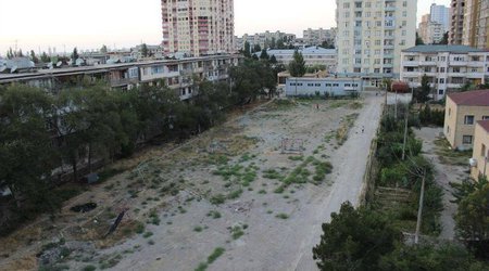 Bakıda parkı söküb bina tikirlər