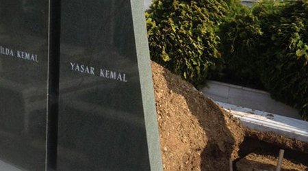 Məşhur yazıçı dəfn edildi