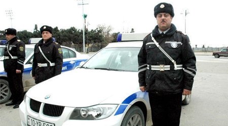Bakıda yol polislərindən qadın sürücülərə sürpriz - VİDEO