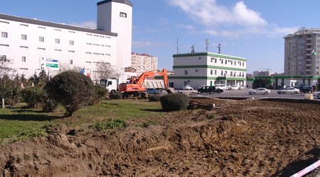 "Qələbə" dairəsinin diametri kiçildilir, yolun hərəkət zolaqlarının sayı artırılır - Fotolar
