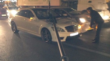 Külək elektrik dirəyini bahalı maşının üstünə aşırdı - Fotolar
