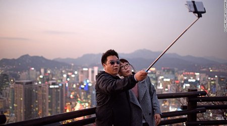 Are travel selfies narcissistic?