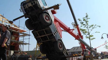 В центре Баку перевернулся кран