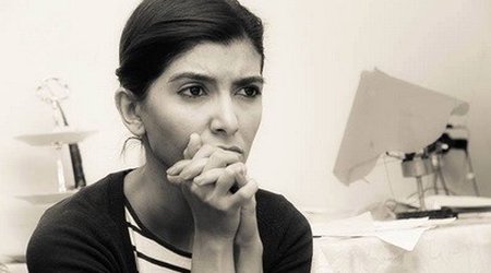 Jurnalist və körpəsi yanan binadan çıxarıldı - Video