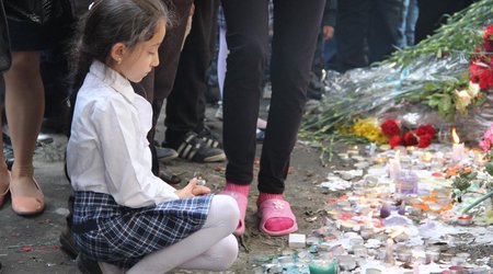 Yanan binanın qarşısında anım - Fotolar