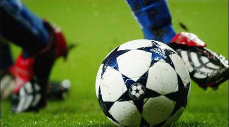 Daha bir futbolçu meydanda dünyasını dəyişdi