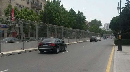 Bakı yollarında dəmir-beton çəpərlər çəkilir