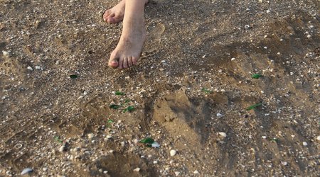 Qumluğu zir-zibilli, suyunda uşaq bezləri üzən Şıx çimərliyi - FOTOLAR
