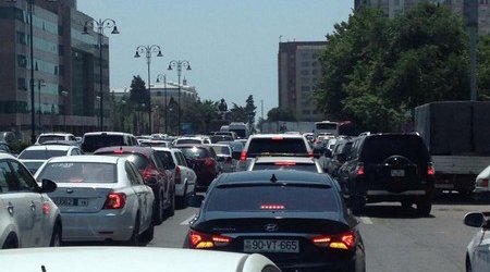 "Neftçilər" xəstəxanasının qabağında yolu bağlayıblar