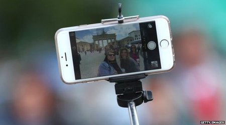 Disney confirms selfie stick ban at theme parks