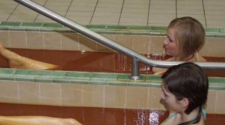 Reuters TV: Azerbaijan spa treats customers in crude oil baths