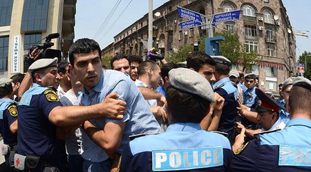 Ermənistanda aksiyada zorakılıq edən polislərə cinayət işi açıldı