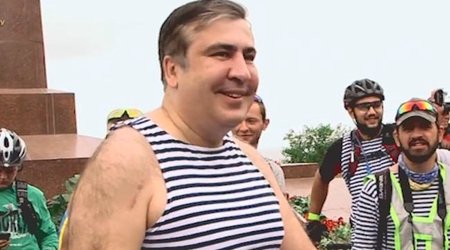 Saakaşvili maykada velosiped sürdü - VİDEO