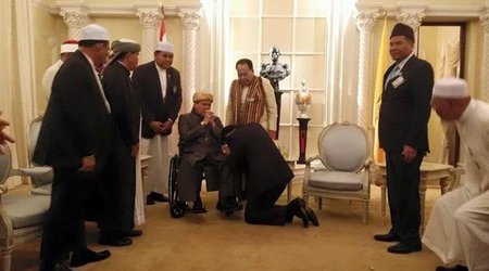 Baş nazir şeyxülislamın qarşısında diz çökdü - FOTOLAR
