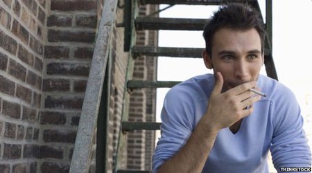 Smoking 'may play schizophrenia role'