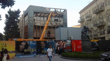 “Azərbaycan” kinoteatrının binası təmir olunur – FOTO