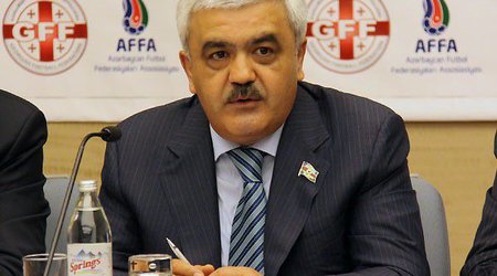Ровнаг Абдуллаев заменит газон