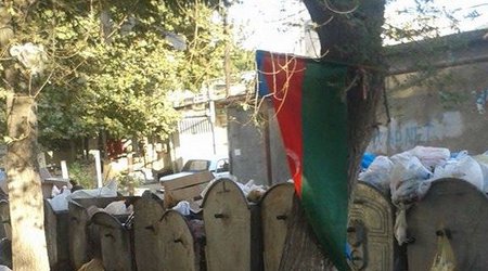 Azərbaycan bayrağını zibilliyə atdılar – VİDEO + FOTO