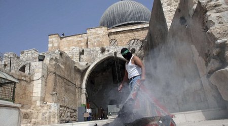 Masked Palestinians clash with Israeli police at Jerusalem mosque