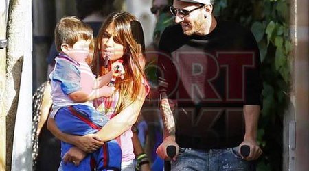 Messi qoltuqağacı ilə gəzir 