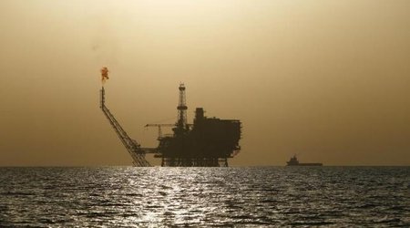 Oil extends gains, set for biggest weekly rise since 2009