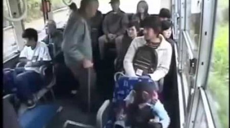 MÜXTƏLİF: Avtobusda yaşlı insanlara yer verən meymun