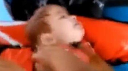 18 aylıq körpəni balıqçılar xilas etdilər - VİDEO
