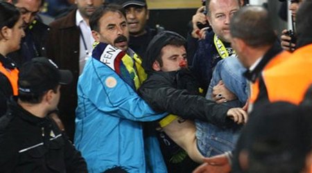 ​Türkiyə derbisindən sonra stadionda dava düşdü