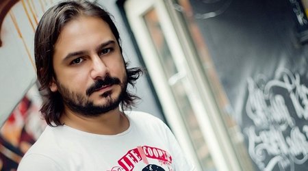 E-kitab -  Emrah Serbes: Üst mərtəbədəki terrorist
