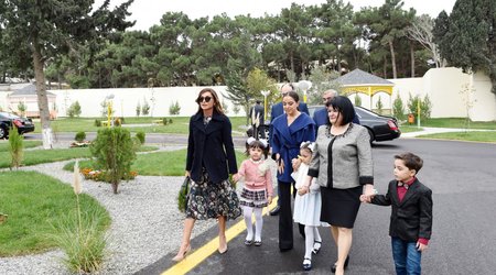 Mehriban Əliyeva Mərdəkanda körpələr evi-uşaq bağçasının açılışında - Fotolar