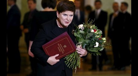 Poland's new government honors late president