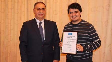 Asim Mollazadə 2015-ci ilin mükafatlarını jurnalistlərə təqdim etdi