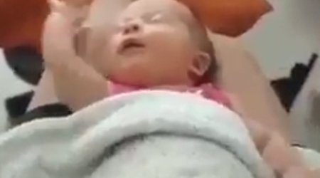 MÜXTƏLİF: Yuxulu körpənin məntiqli hərəkətləri