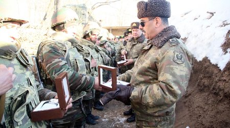 Azərbaycanın müdafiə naziri cəbhədə 