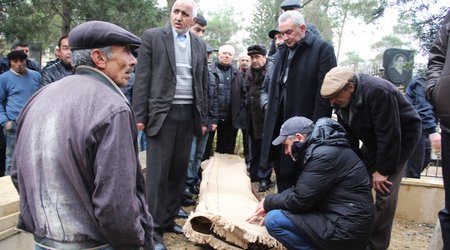 Tanınmış vəkil Elton Quliyevin dəfnindən FOTOLAR