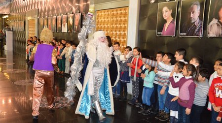 “Mauqlinin Yeni ili” azyaşlı tamaşaçıları sevindirməkdə davam edir - Fotolar