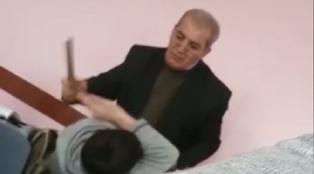 Sumqayıtda müəllim şagirdi döydü - Video